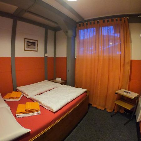 Downtown Lodge Hostel - Unique Simple Central 格林德瓦 外观 照片