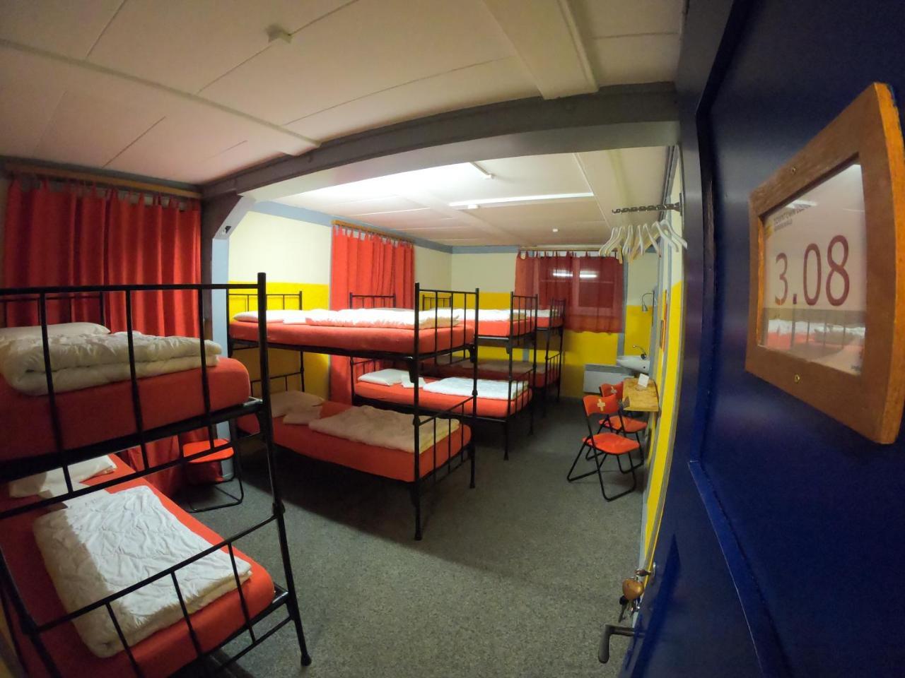 Downtown Lodge Hostel - Unique Simple Central 格林德瓦 外观 照片